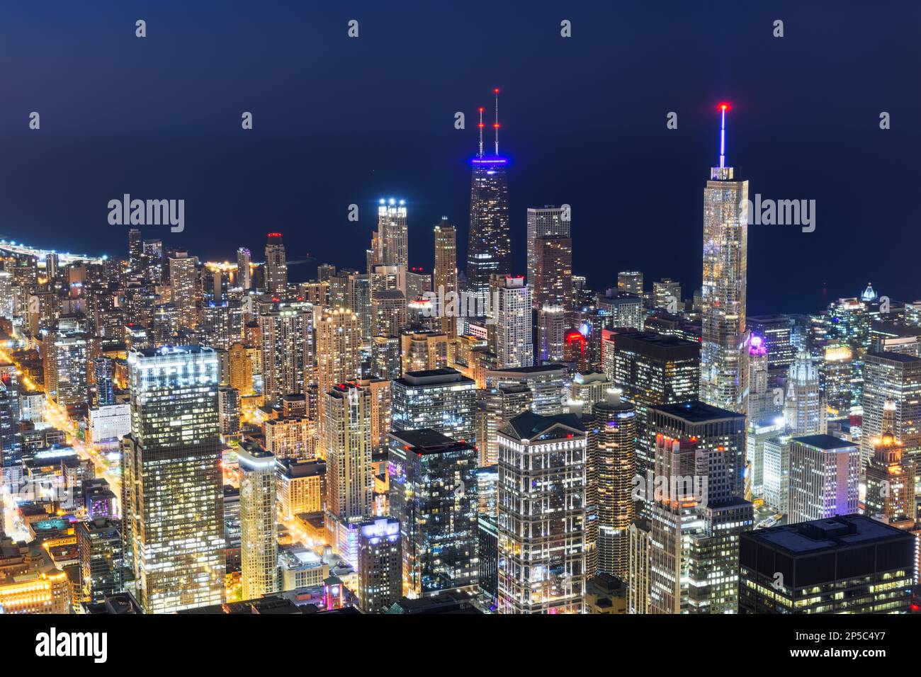 Lo skyline aereo di Chicago, Illinois USA verso il lago Michigan di notte. Foto Stock