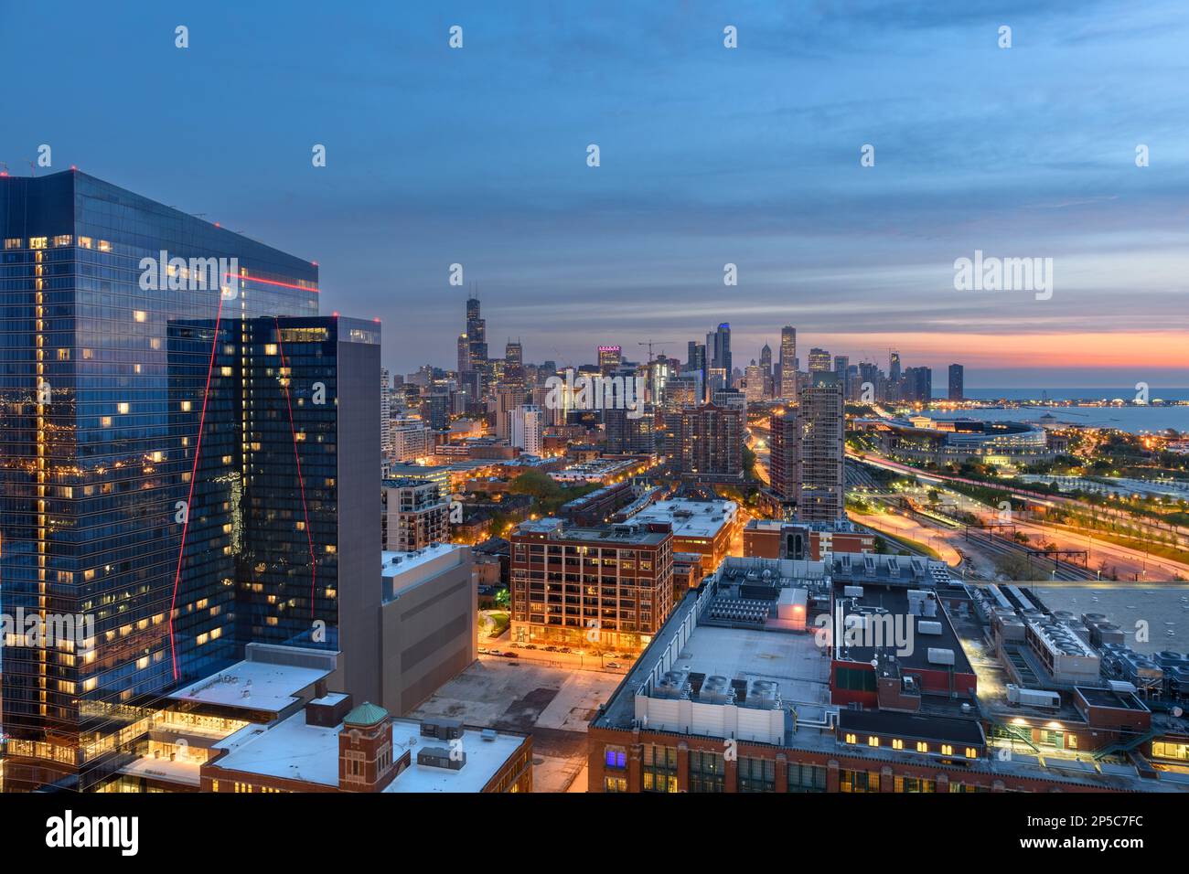 Chicago, Illinois, Stati Uniti d'America downtown skyline della città dal lato sud al crepuscolo. Foto Stock