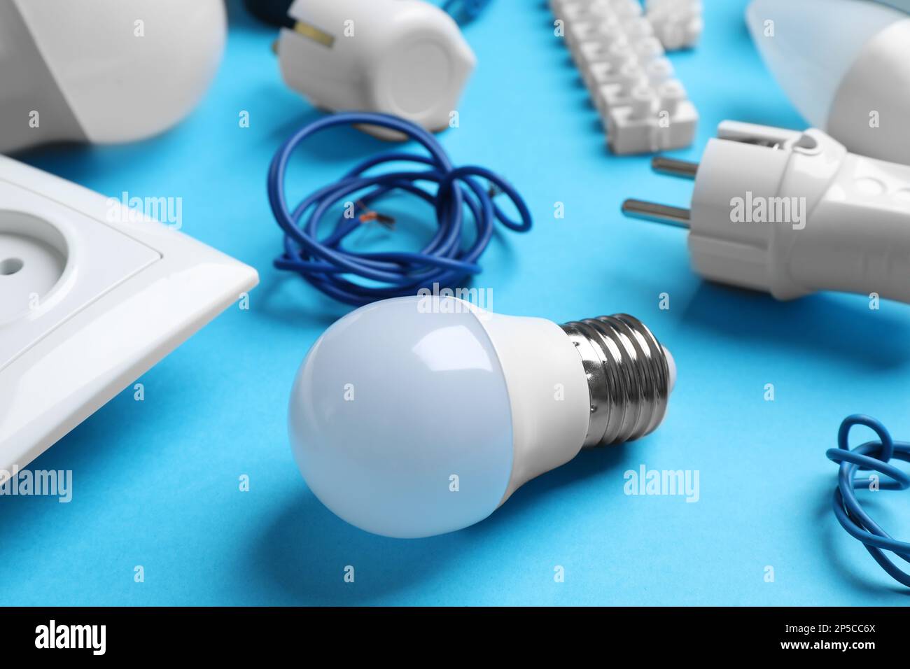 Set di accessori per elettricisti su sfondo azzurro Foto Stock