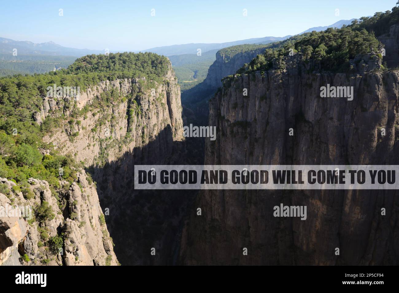 Faccia il bene e la buona volontà viene a voi. Citazione ispirativa che ricorda il grande equilibrio nell'universo. Testo sullo splendido canyon Foto Stock