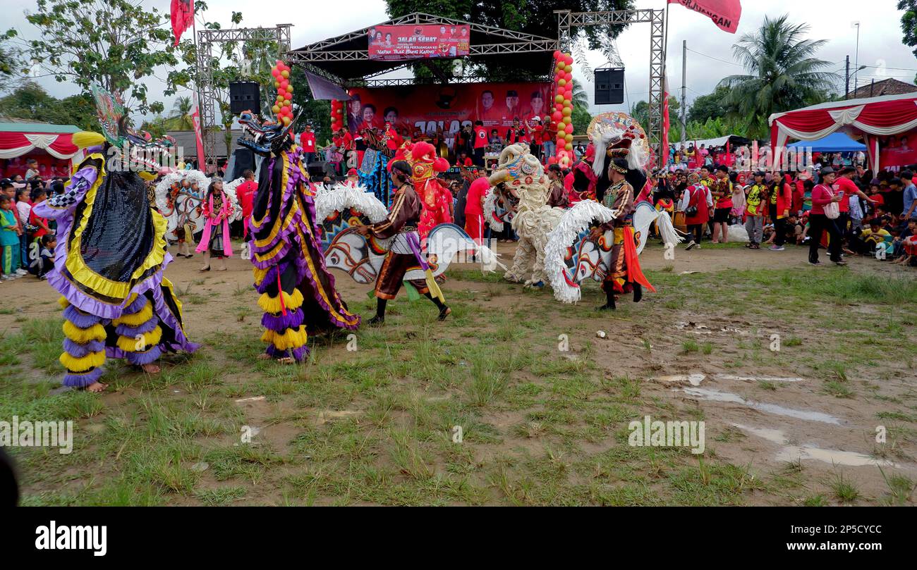 Attrazioni del Reog Dance, il cavallo e la danza dei leoni, nella città di Muntok durante il giorno a Muntok Foto Stock
