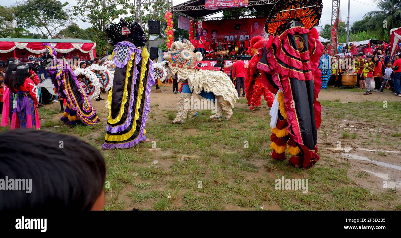 Reog Art Performance, Lumping Horse and Lion Dance, al Muntok Surge Field - Indonesia Foto Stock