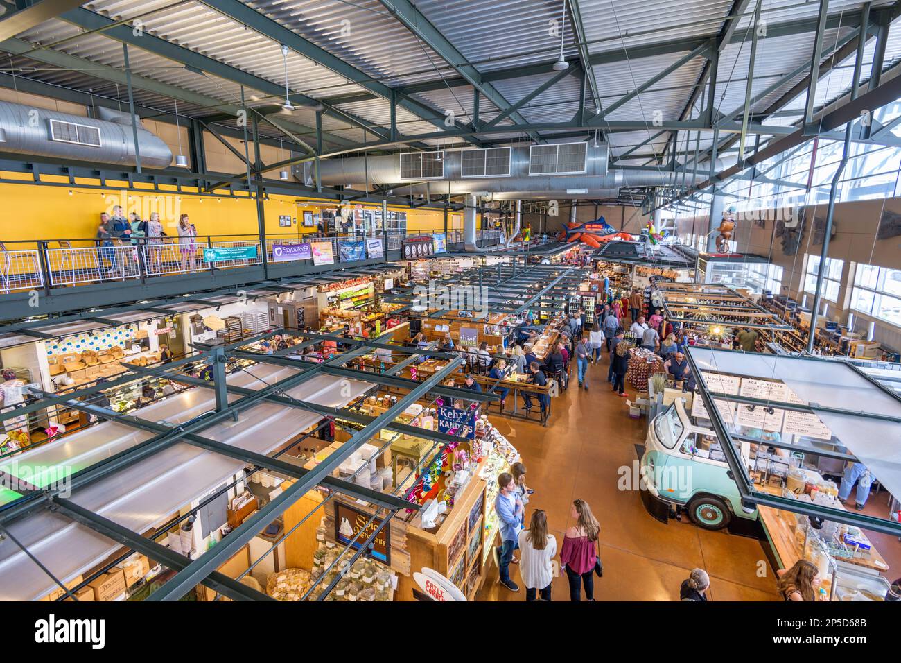 MILWAUKEE, WISCONSIN - 19 MAGGIO 2018: Acquirenti all'interno del mercato pubblico di Milwaukee. Il mercato è stato aperto nel 2005. Foto Stock