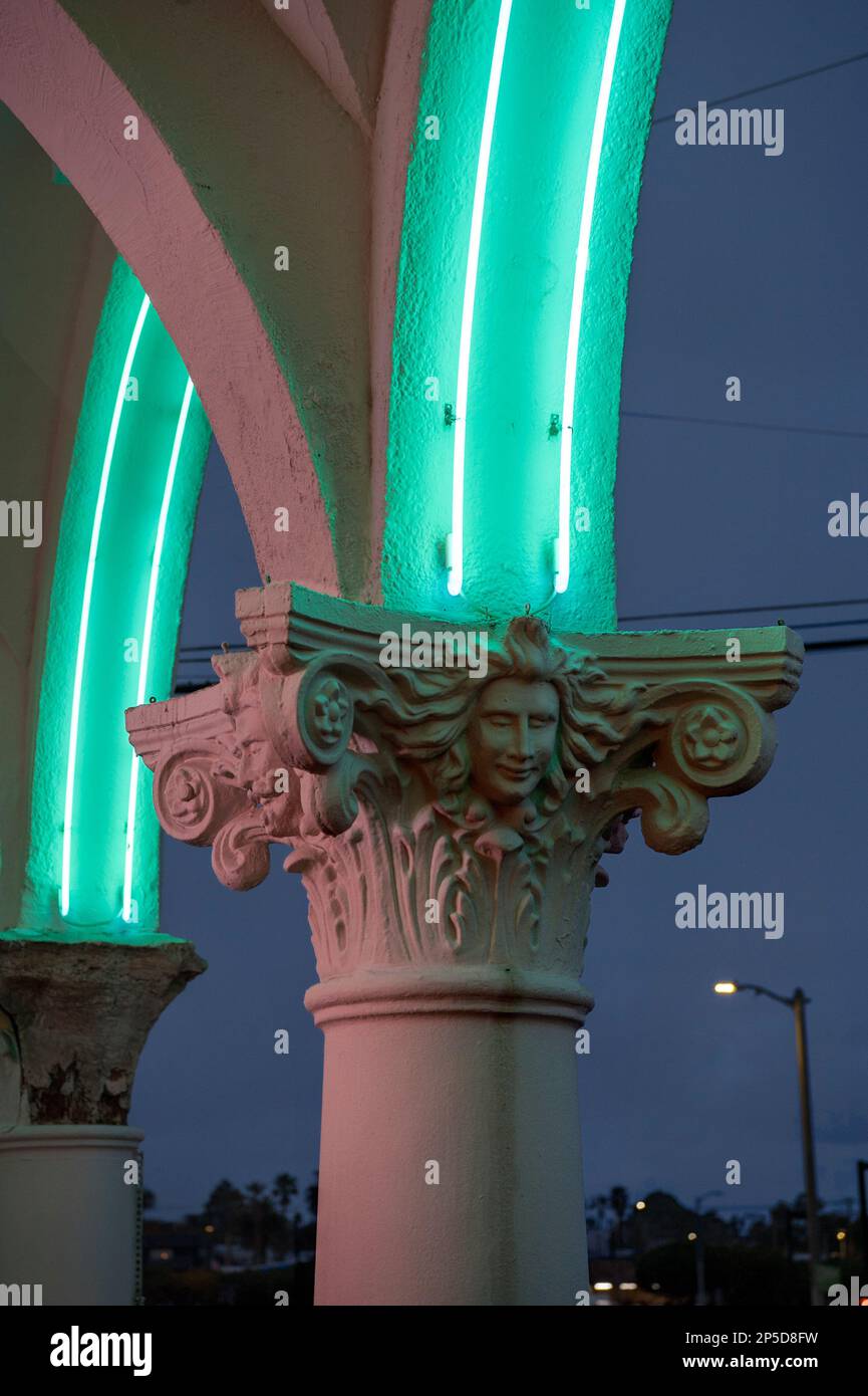 Colonna con luce al neon a Venezia, CA Foto Stock