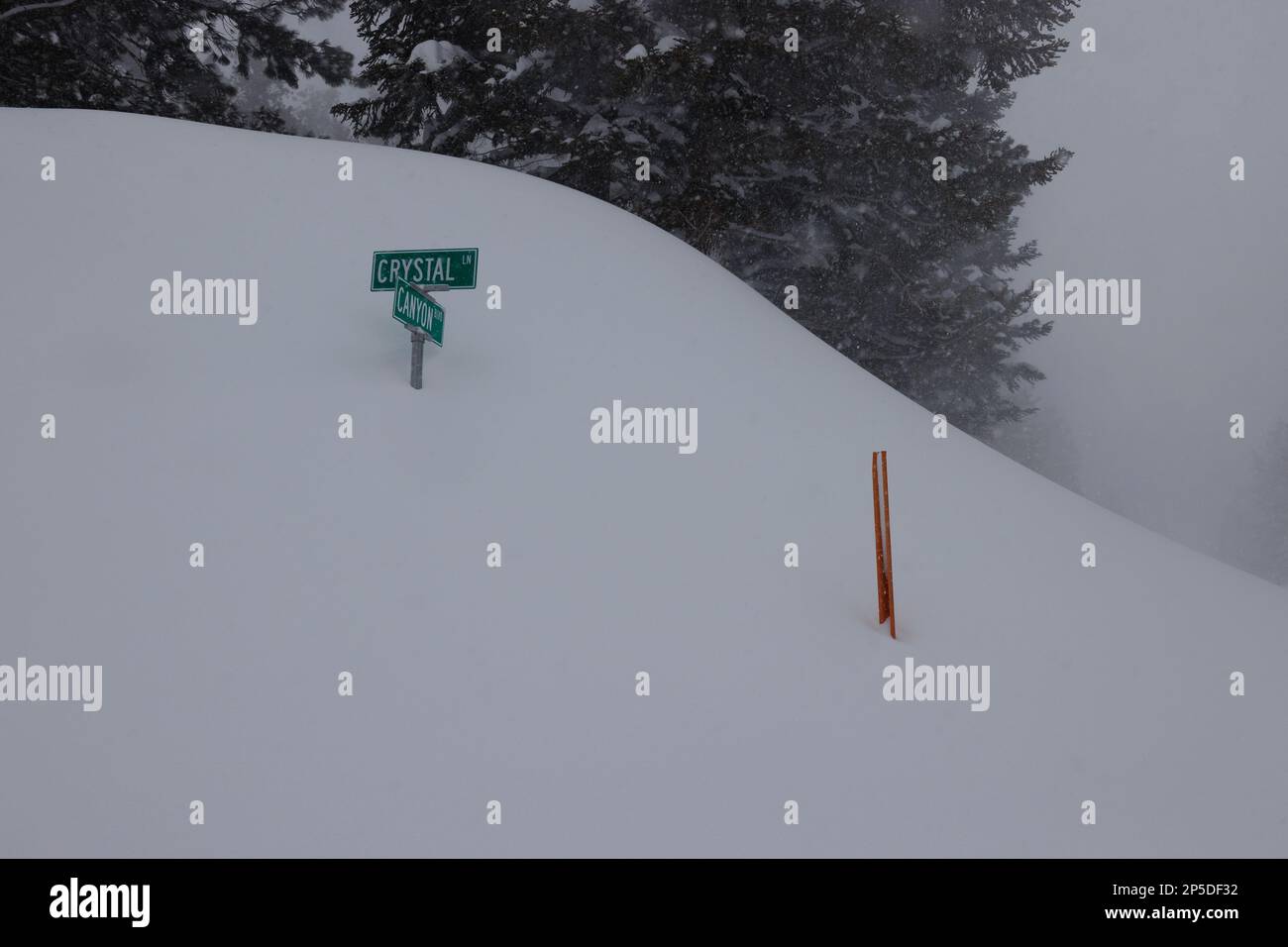 Mammoth Lakes, California. Febbraio 27, 2023. Un cartello stradale sepolto in una riva di neve durante una Blizzard a Mammoth Lakes, California. Foto Stock