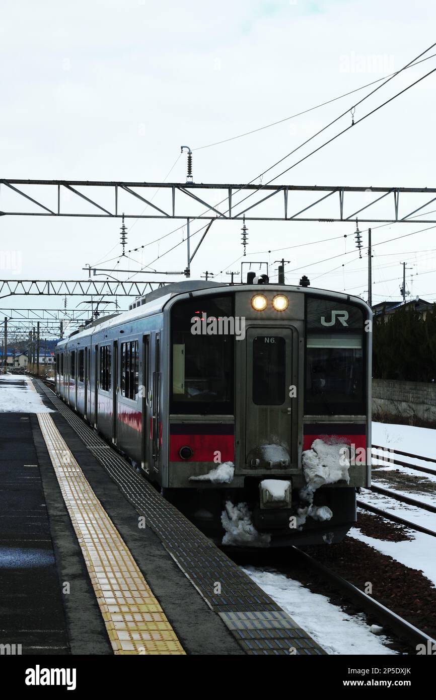 Treno in Giappone, treno locale JR a Tohoku Giappone nel giorno d'inverno, con la neve in testa Foto Stock