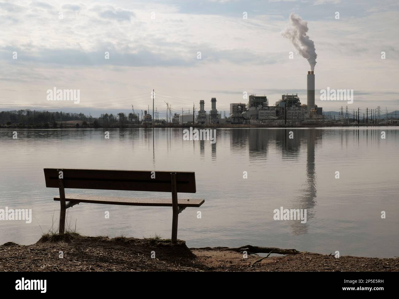Una centrale elettrica a carbone sul lago Julian ad Arden, North Carolina. Foto Stock