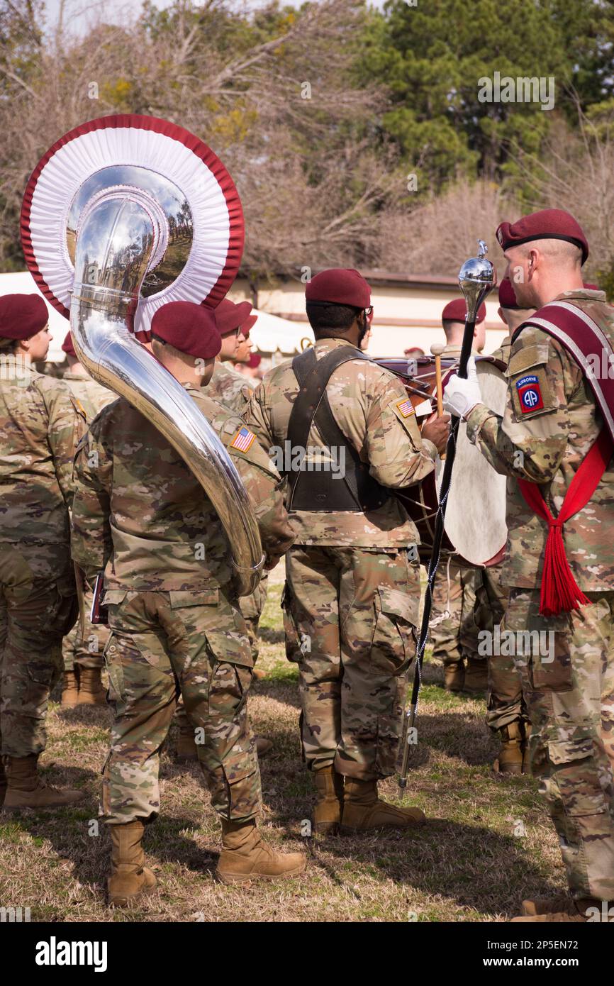 82nd Airborne Ceremonial Band su Stang Field, Fort Bragg, North Carolina. Master musicista con personale cerimoniale che rivede musicisti. Berretti rossi. Foto Stock