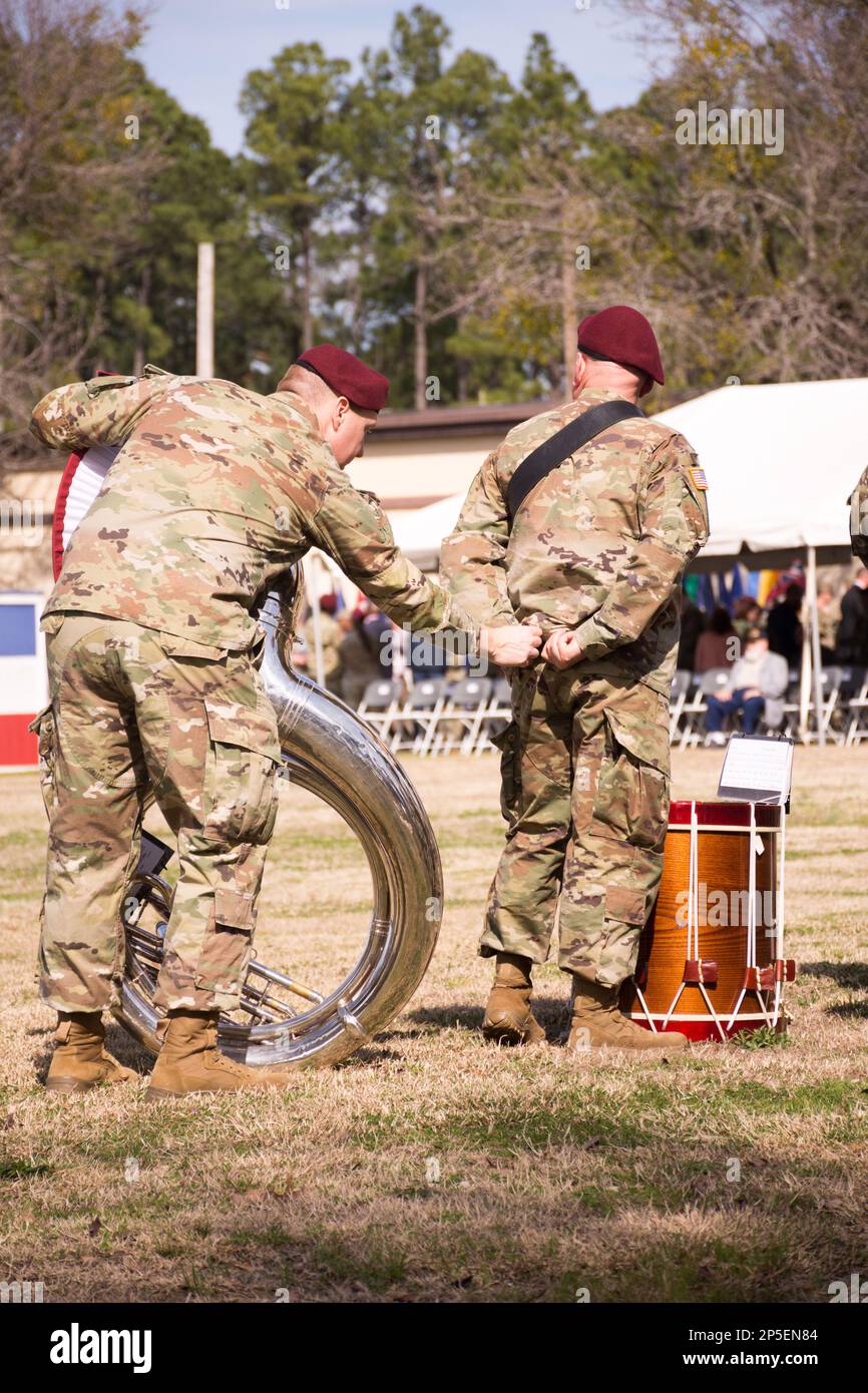 82nd Airborne Ceremonial Band su Stang Field, Fort Bragg, North Carolina. Un giocatore di sousaphone che aiuta un altro musicista. Foto Stock