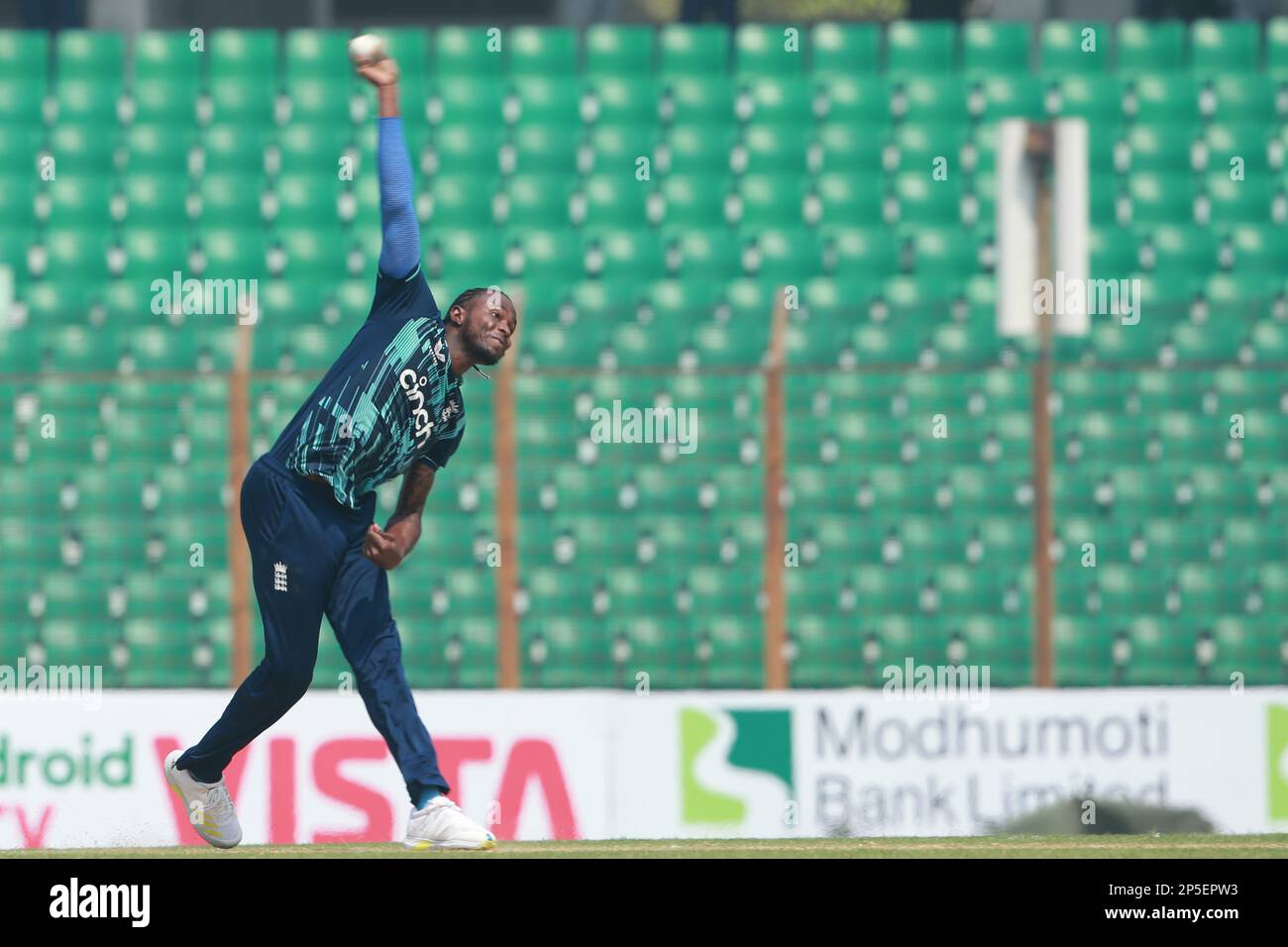 Jofar Archer durante il 3rd° incontro internazionale di un giorno tra Bangladesh e Inghilterra allo stadio Zahur Ahmed Chowdhury, Sagorika, Chattogram, Bangladesh. Foto Stock