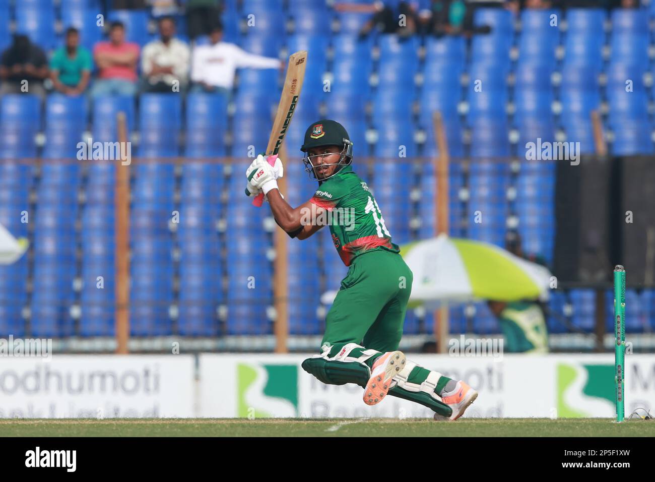 Gli Afif Hossain pipistrelli durante la partita internazionale di un giorno 3rd di Bangladesh-Inghilterra allo stadio Zahur Ahmed Chowdhury, Sagorika, Chattogram, Bangladesh. Foto Stock