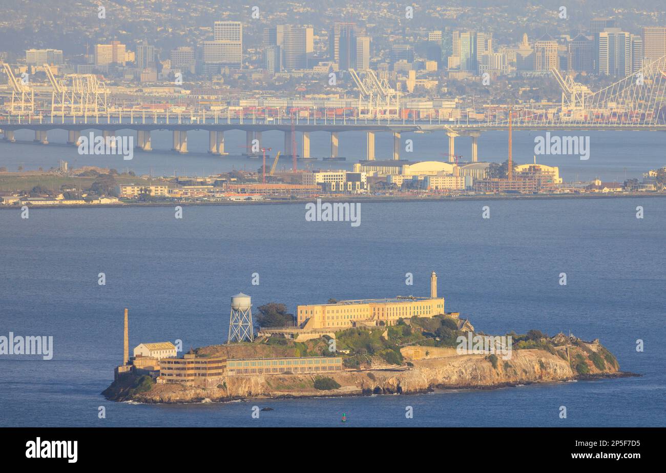 Isola di Alcatraz nella baia di San Francisco con Bay Bridge e Oakland sullo sfondo Foto Stock