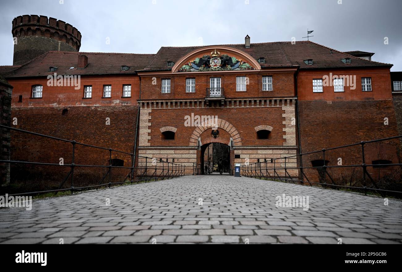 Berlino, Germania. 06th Mar, 2023. L'ingresso alla Cittadella di Spandau. Il sindaco eletto di Berlino, Wegner (CDU), proviene da Spandau. Il quartiere sul bordo occidentale della capitale a volte attira ridicolo, ma sta diventando sempre più popolare tra le famiglie giovani. Credit: Britten/dpa/Alamy Live News Foto Stock