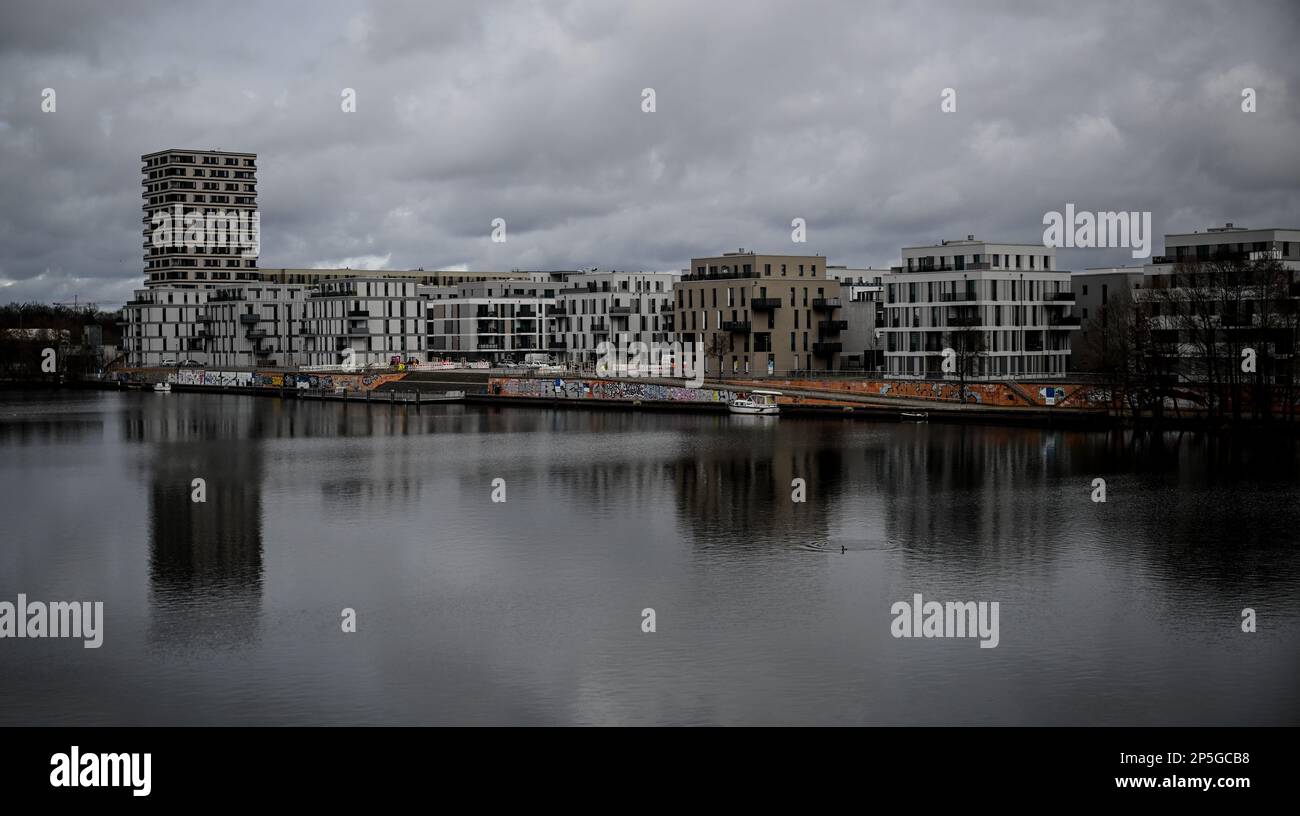 Berlino, Germania. 06th Mar, 2023. Vista sul quartiere residenziale Waterkant di Spandau sul fiume Havel. Il sindaco eletto di Berlino, Wegner (CDU), proviene da Spandau. Il quartiere sul bordo occidentale della capitale a volte attira ridicolo, ma sta diventando sempre più popolare tra le famiglie giovani. Credit: Britten/dpa/Alamy Live News Foto Stock