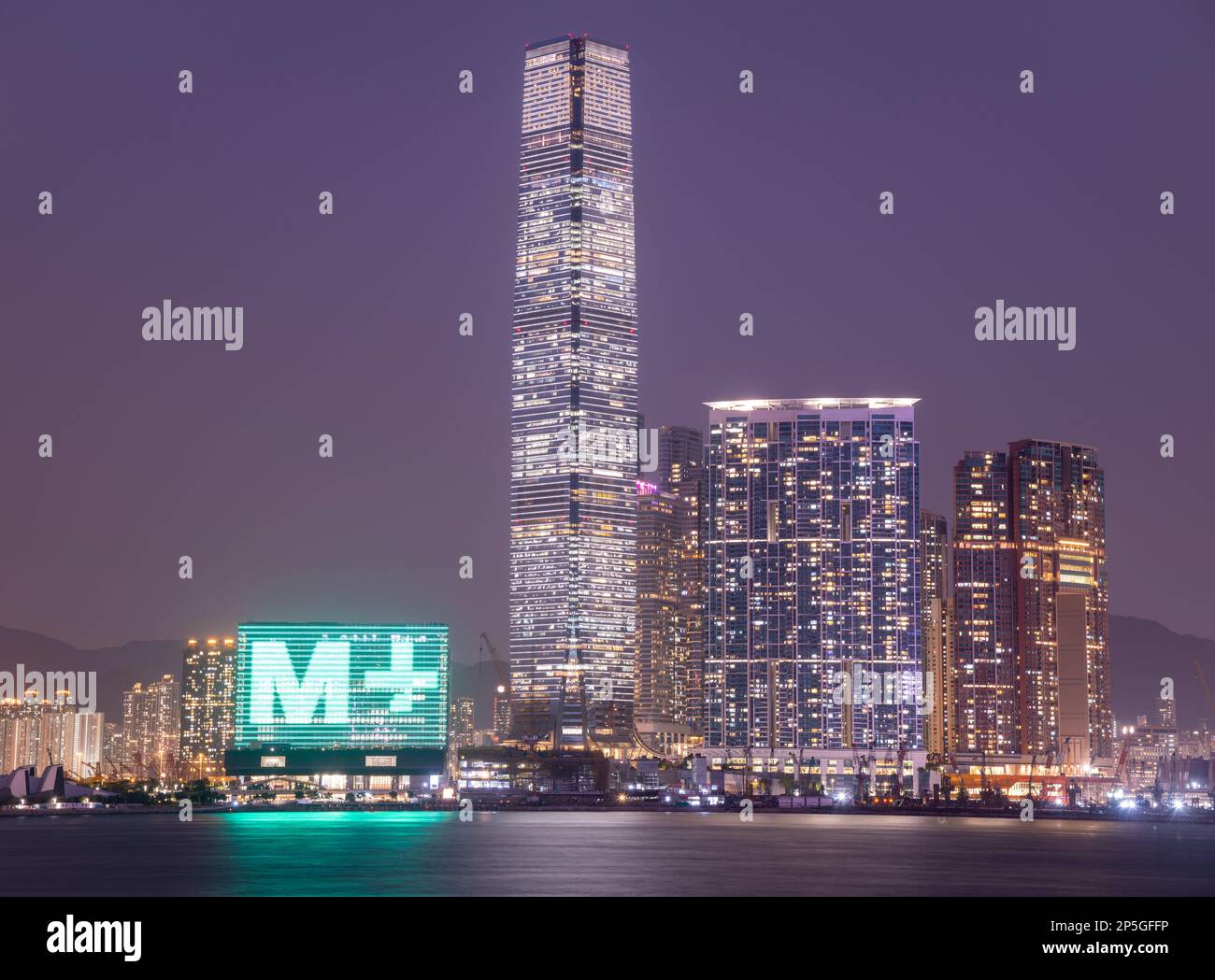 L'ICC International Commerce Centre e il nuovissimo museo M+ di cultura visiva di Hong Kong, Victoria Harbour, Hong Kong, Cina. Foto Stock