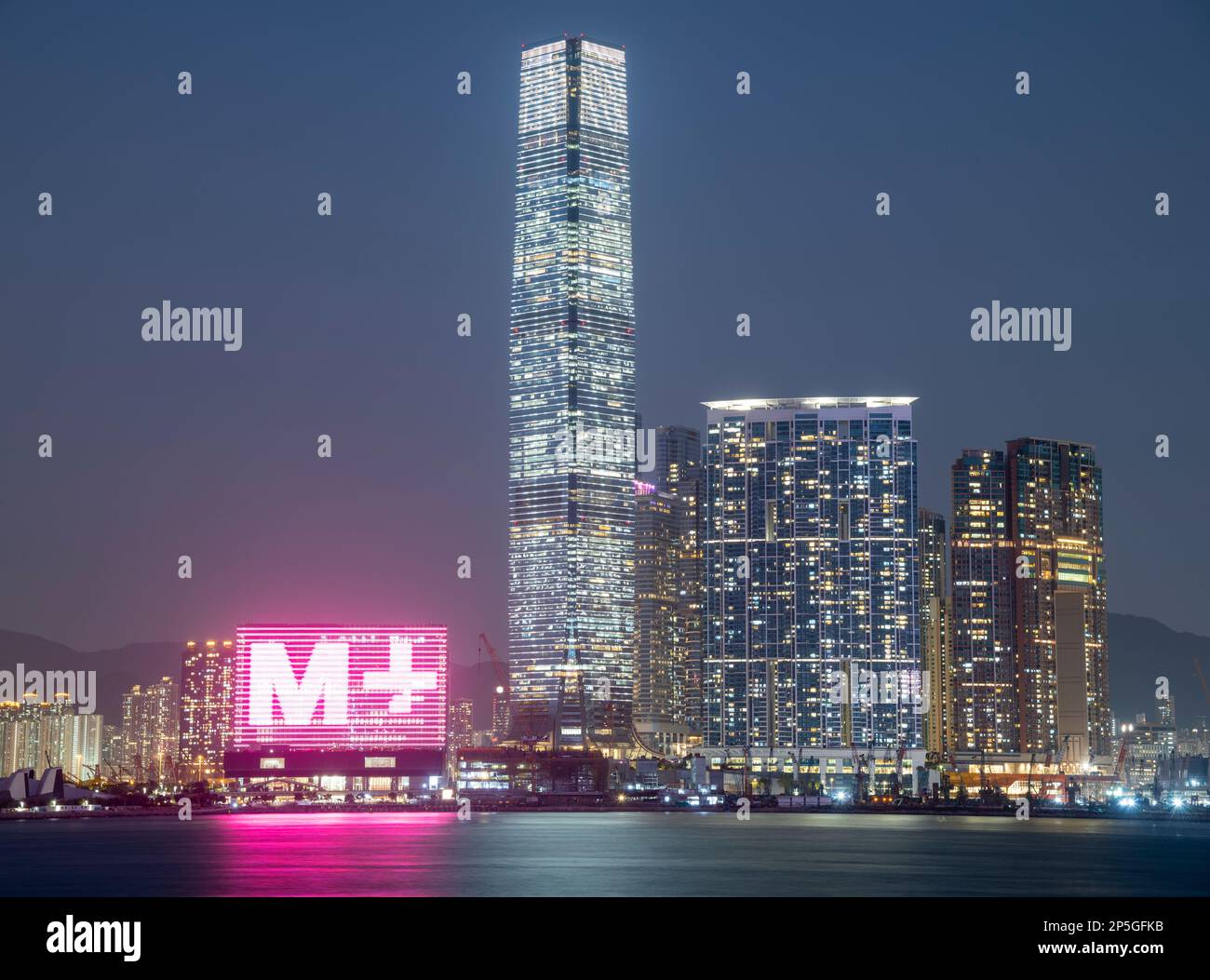 L'ICC International Commerce Centre e il nuovissimo museo M+ di cultura visiva di Hong Kong, Victoria Harbour, Hong Kong, Cina. Foto Stock