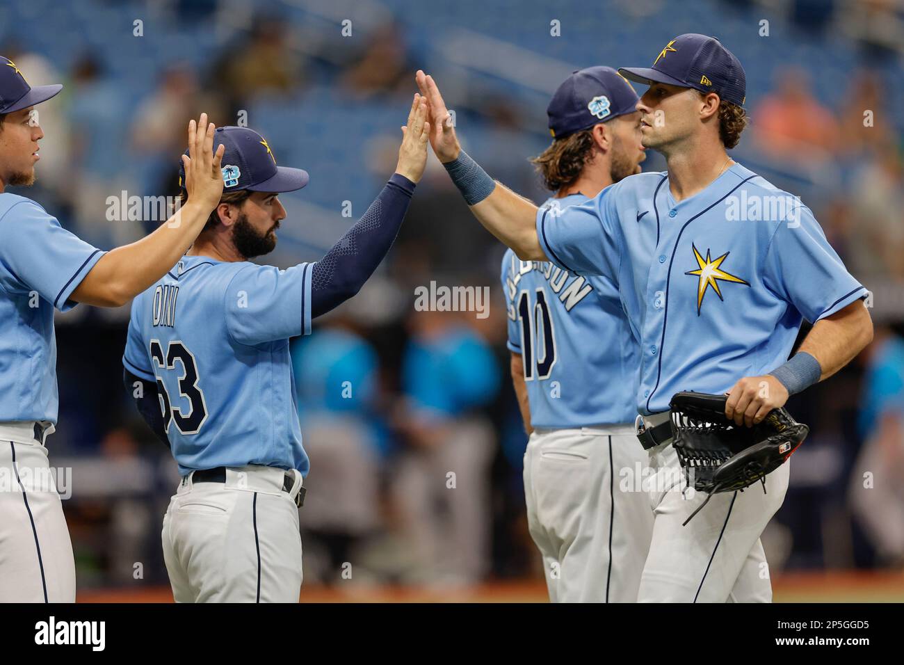 St Petersburg, FL USA; i giocatori di Tampa Bay Rays si congratulano con i loro compagni di squadra per la vittoria dopo una partita di allenamento primaverile della MLB contro i Miami Marlins AT Foto Stock