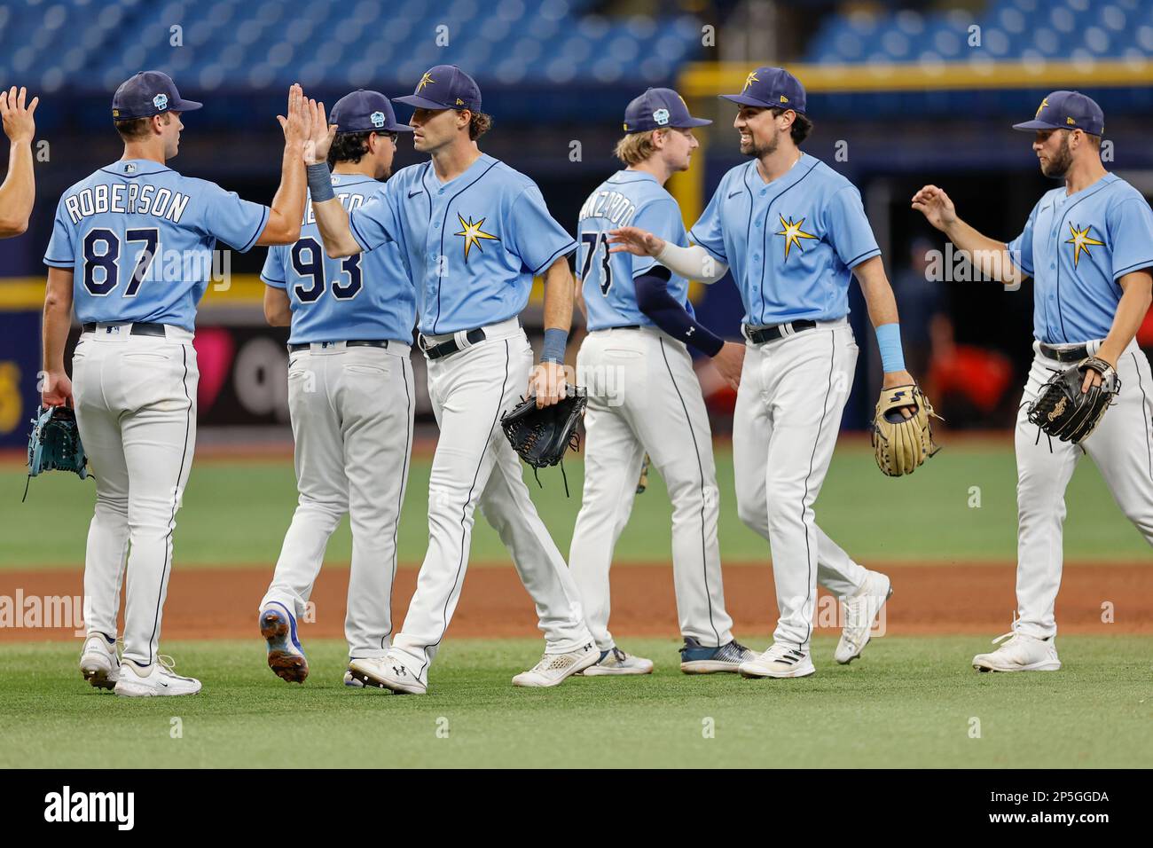 St Petersburg, FL USA; i giocatori di Tampa Bay Rays si congratulano con i loro compagni di squadra per la vittoria dopo una partita di allenamento primaverile della MLB contro i Miami Marlins AT Foto Stock