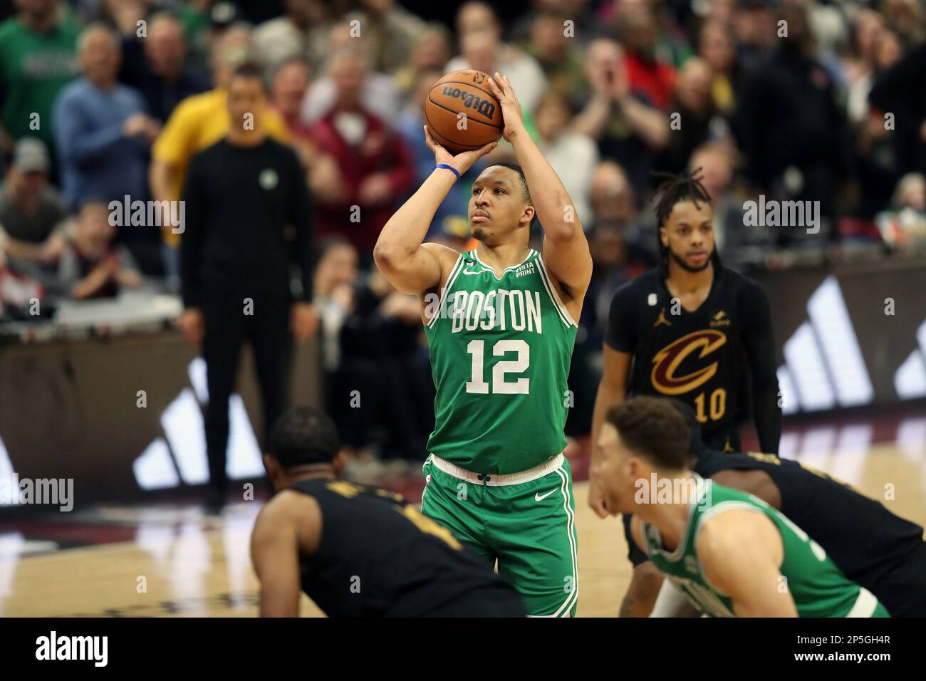 Cleveland, Stati Uniti. 06th Mar, 2023. Il guardiano dei Celtics di Boston Grant Williams (12) spara un tiro libero con .08 secondi che rimangono nel quarto trimestre contro i Cleveland Cavaliers al Rocket Mortgage Fieldhouse di Cleveland, Ohio lunedì 6 marzo 2023. Foto di Aaron Josefczyk/UPI Credit: UPI/Alamy Live News Foto Stock