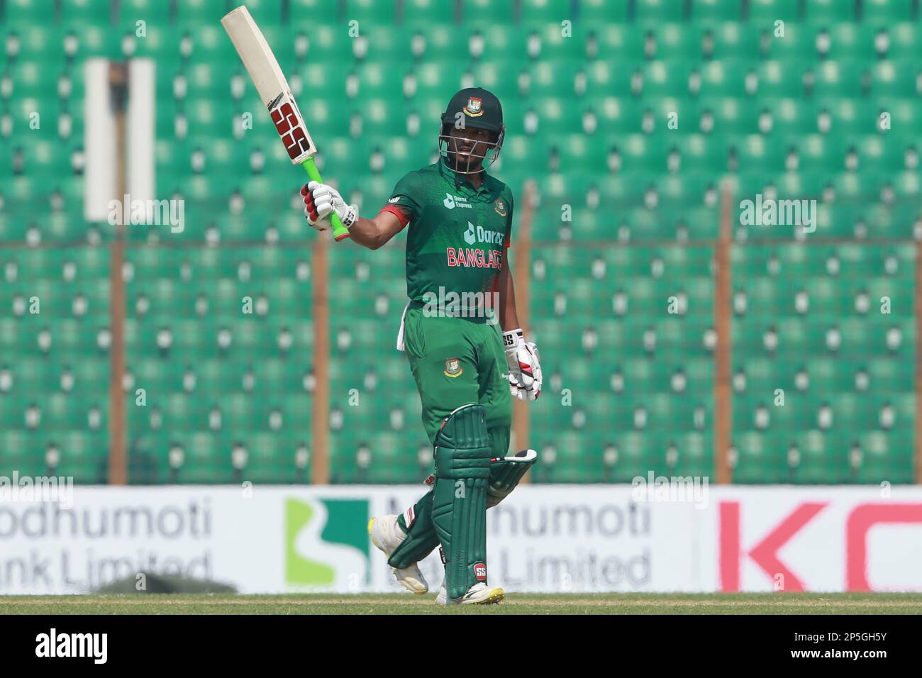 Nazmul Hasan Shanto festeggia le sue cinquanta manches durante la partita internazionale di un giorno del Bangladesh-Inghilterra 3rd allo stadio Zahur Ahmed Chowdhury di Sagorika Foto Stock