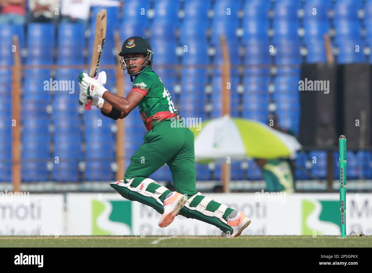 Gli Afif Hossain pipistrelli durante la partita internazionale di un giorno 3rd di Bangladesh-Inghilterra allo stadio Zahur Ahmed Chowdhury, Sagorika, Chattogram, Bangladesh. Foto Stock