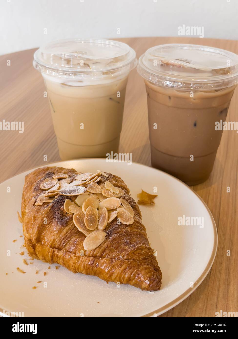 Croissant appena sfornati e caffè ghiacciato, foto di scorta Foto Stock