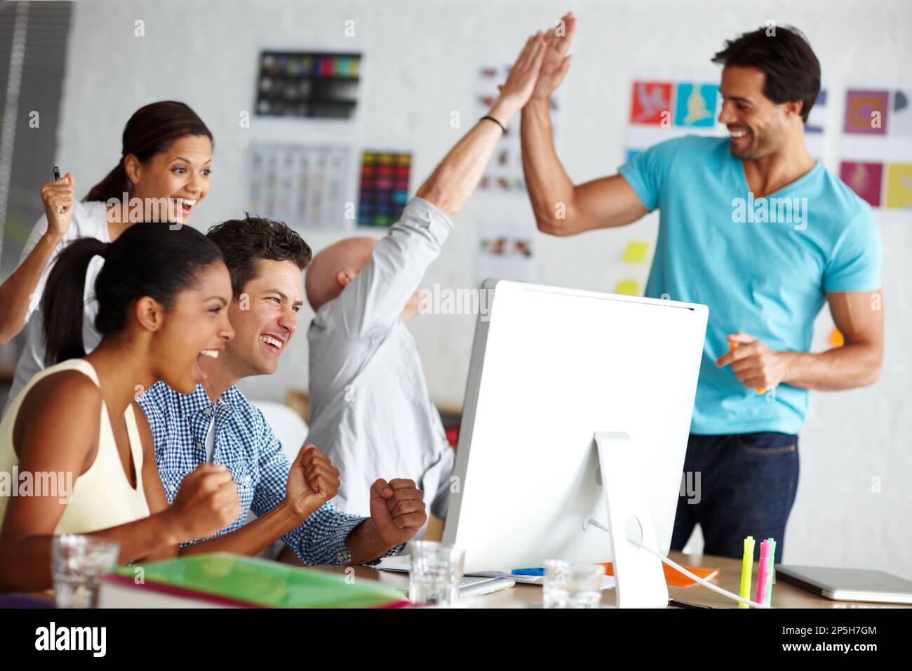 Buon lavoro a tutti. Un gruppo di giovani colleghi festeggia in ufficio. Foto Stock