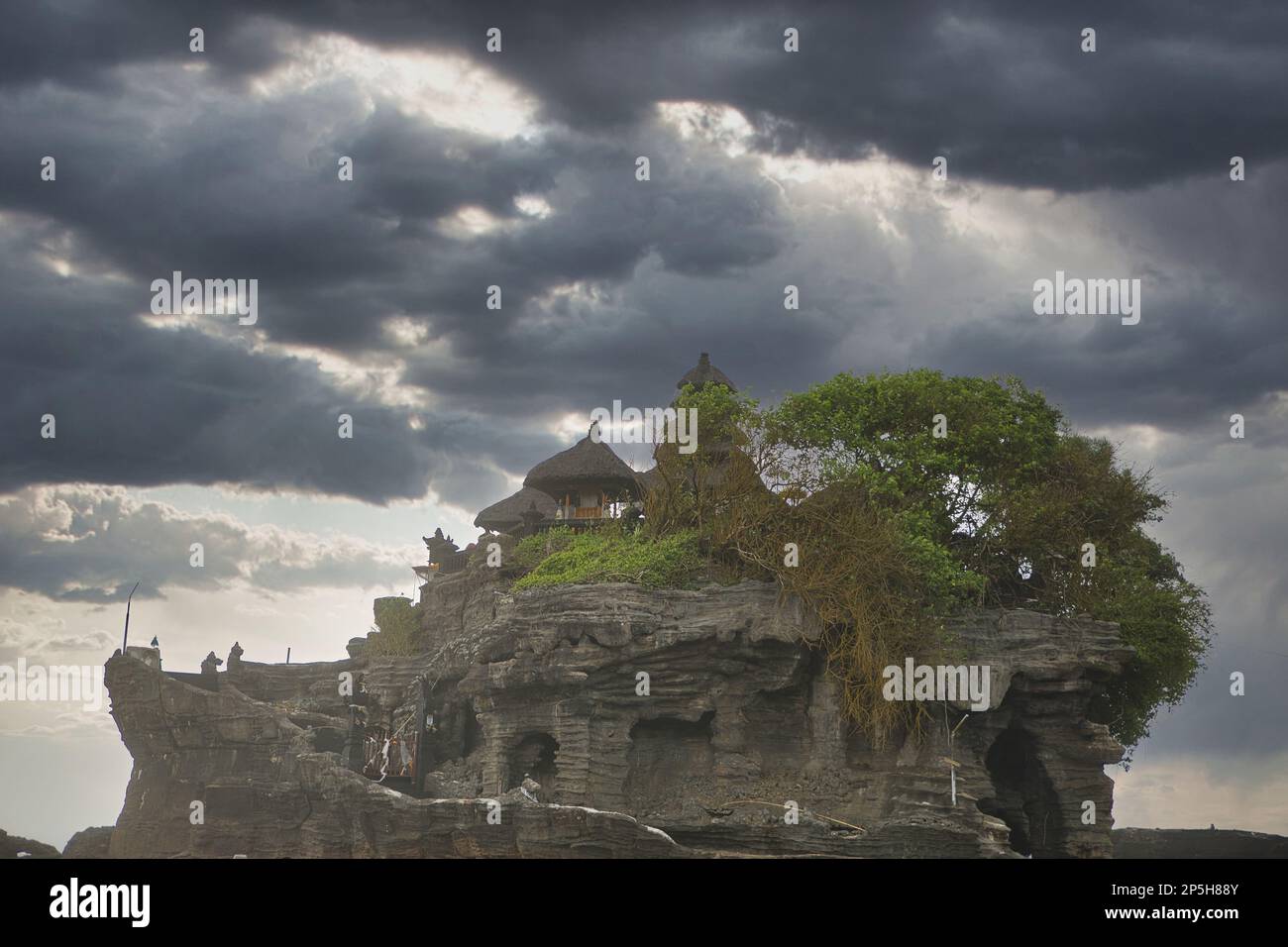 Foto di tutto il tempio di pura Tanah Lot, con un cielo spettacolare sullo sfondo. Foto Stock