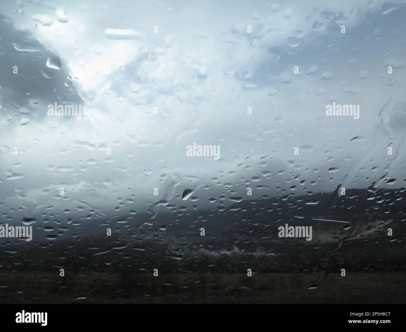 Pioggia su una finestra in tempo tempesta Foto Stock