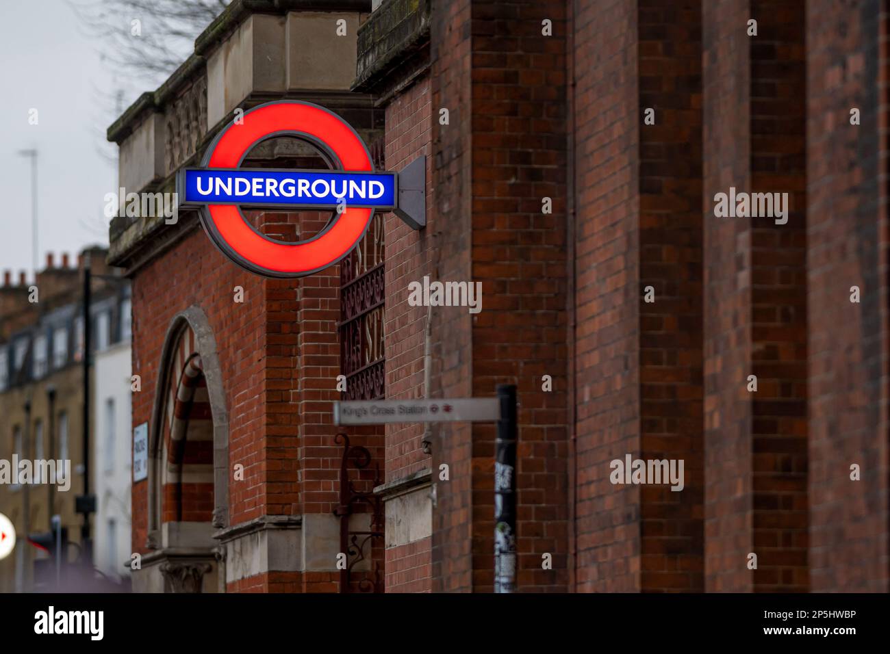 Londra, Regno Unito - 12 marzo 2023: King Cross St. Stazione della metropolitana Pancras Logo Foto Stock