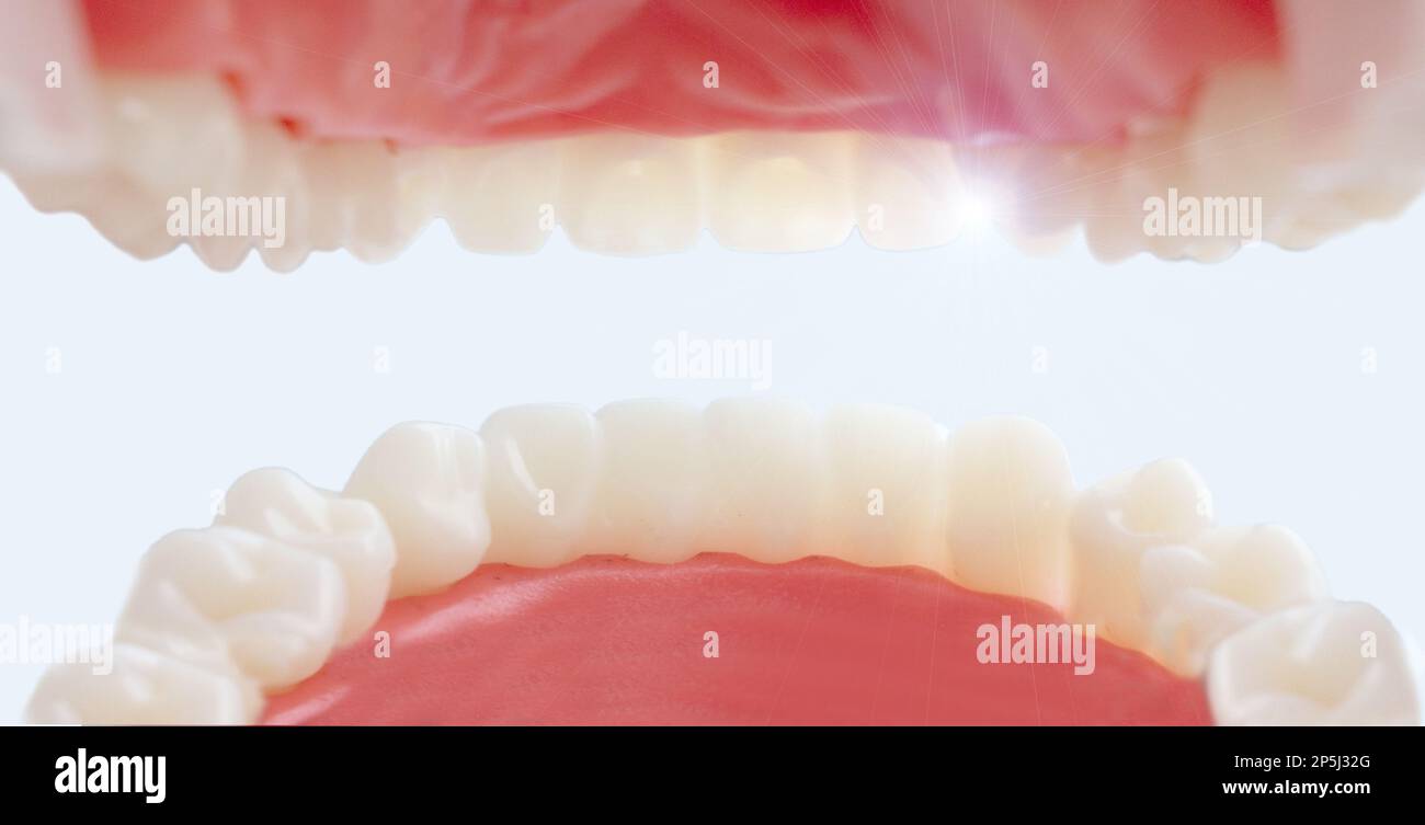 Dentista che tira i denti. Vista dalla bocca. Immagine concettuale di igiene e salute dentale Foto Stock