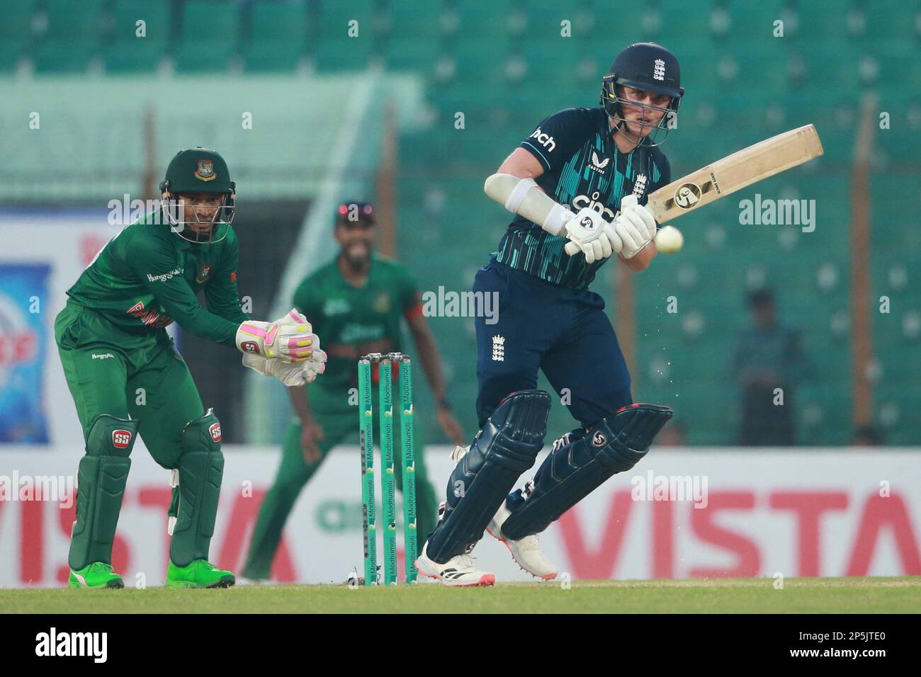 Sam Curran si è battuto durante il 3rd° incontro internazionale di un giorno tra Bangladesh e Inghilterra allo stadio Zahur Ahmed Chowdhury, Sagorika, Chattogram, Bangladesh. Foto Stock