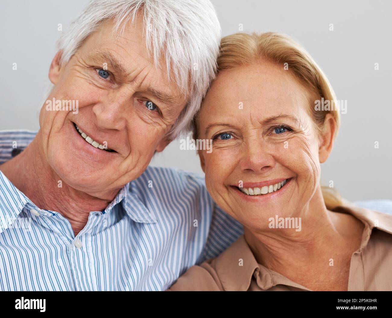Le vere storie d'amore sono belle, ma le nostre sono le mie preferite. Ritratto di una coppia anziana amorevole sorridente alla telecamera. Foto Stock