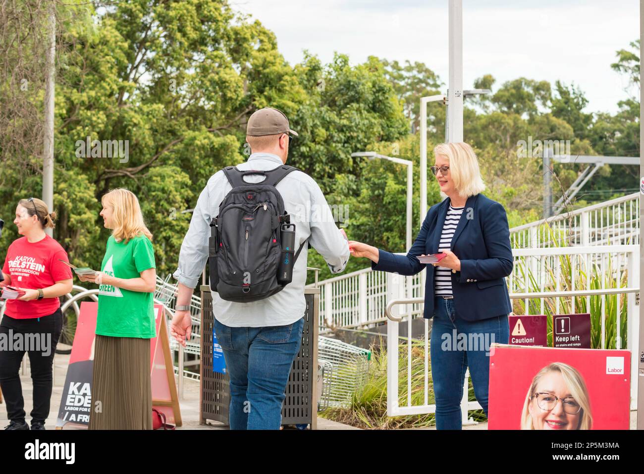 New South Wales, australia, 07/03/2023, New South Wales Labor candidato alla sede di Davidson, nel prossimo nuovo Galles del Sud, elezioni statali, Karyn Edelstein che si batte e distribuisce volantini alla stazione ferroviaria di Gordon sulla sponda nord superiore di Sydney. Credit Stephen Dwyer Alamy Live News Foto Stock