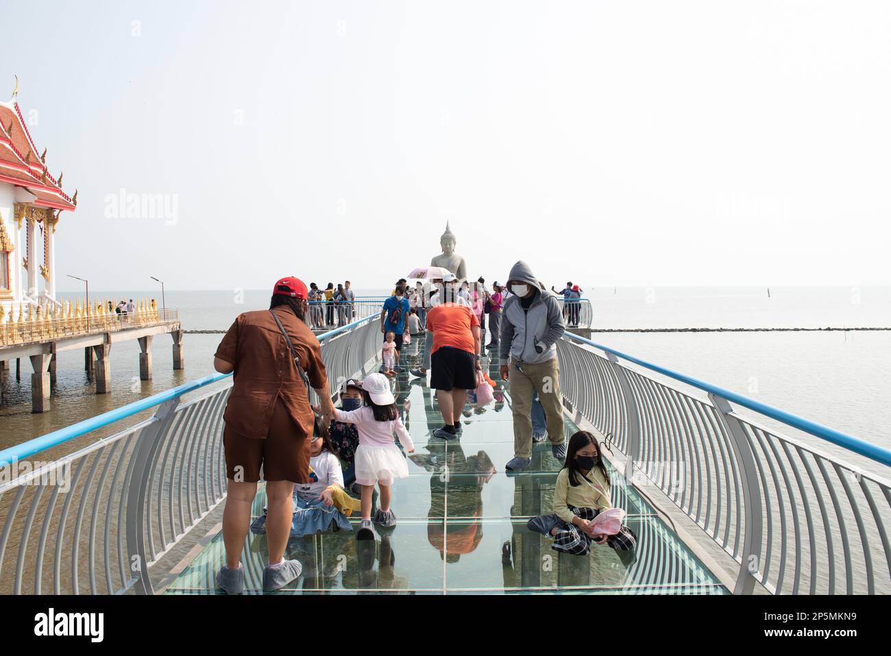 Chachoengsao, Thailandia. 05th Mar, 2023. Sea Walk, tempio di Hong Thong, quartiere di Bang Pakong, provincia di Chachoengsao, a circa 70 chilometri da Bangkok, ha un punto di riferimento popolare tra i turisti, vale a dire un passaggio che sporge in mare, lungo 40 metri, largo 3 metri, utilizzando 240 lastre di vetro di sicurezza, 3 strati di spessore, in grado di sostenere un peso di circa 200 persone, Alla fine del corridoio c'è un'immagine di Buddha custodita. (Foto di Biswarup Gangully/Pacific Press) Credit: Pacific Press Media Production Corp./Alamy Live News Foto Stock