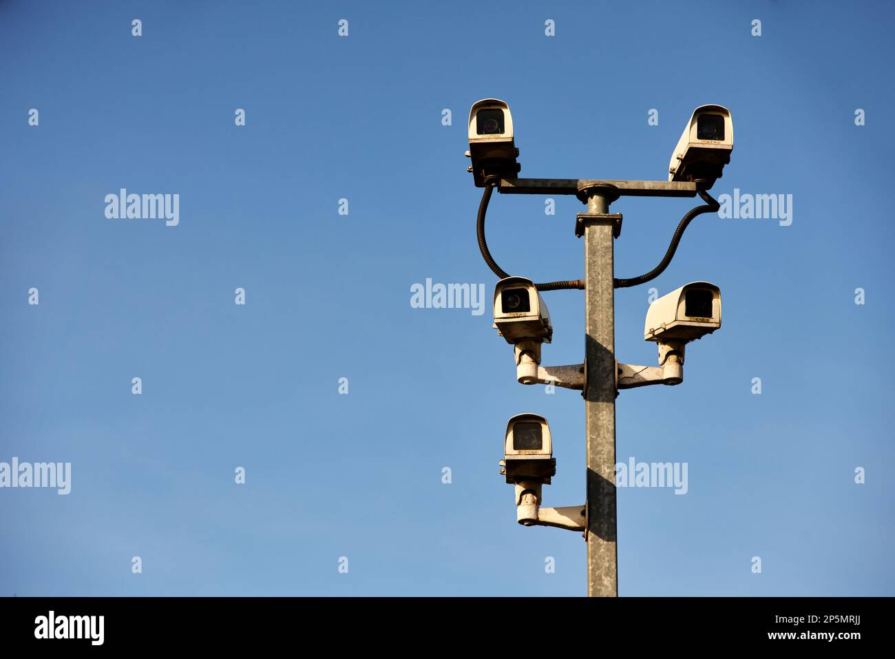 Telecamere CCTV che guardano il parcheggio alla stazione ferroviaria di Horwich Parkway Foto Stock