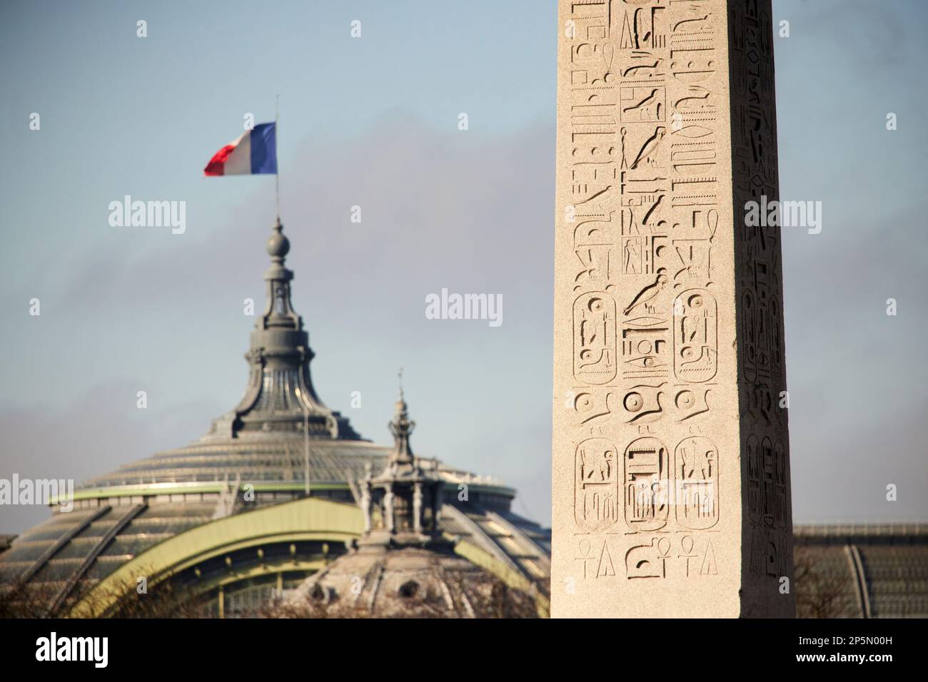 Place de la Concorde Parigi, obelisco egiziano e cupola del Grand Palais Foto Stock