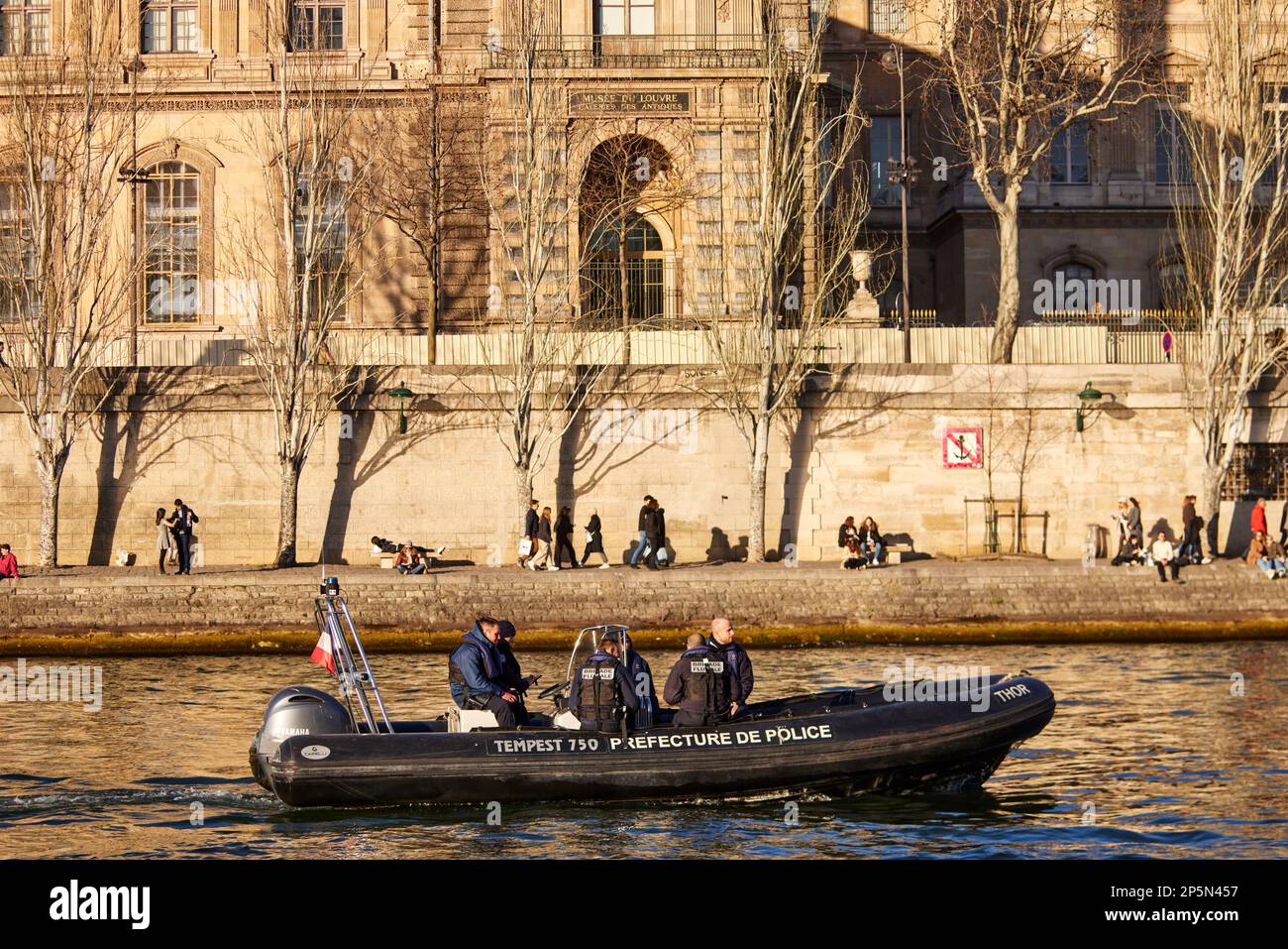 Parigi punto di riferimento, polizia pattugliare il fiume Senna Foto Stock