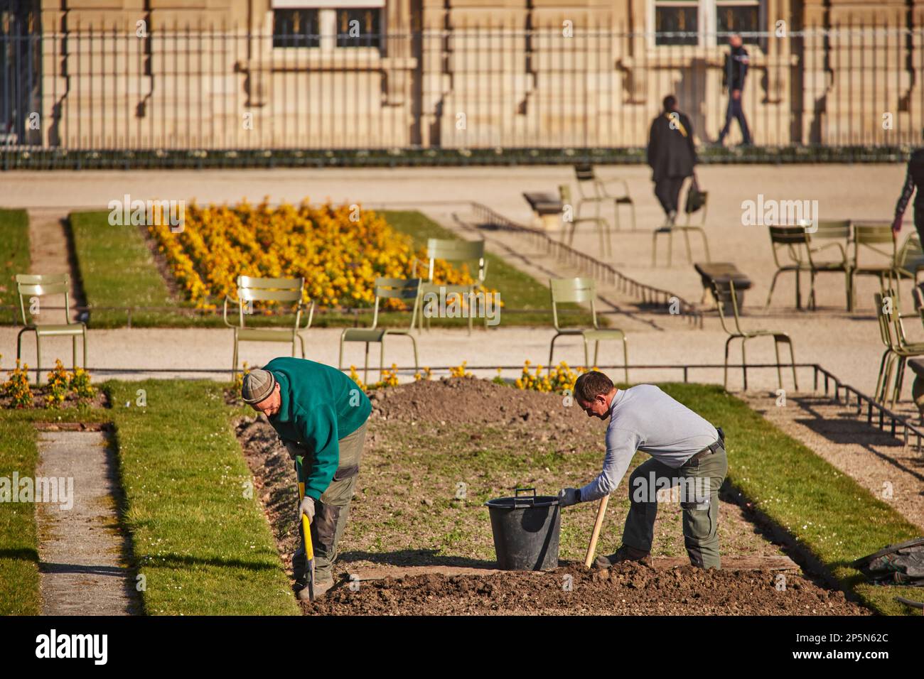 Simbolo di Parigi, Giardini di Lussemburgo, lago di fronte agli edifici del palazzo Foto Stock
