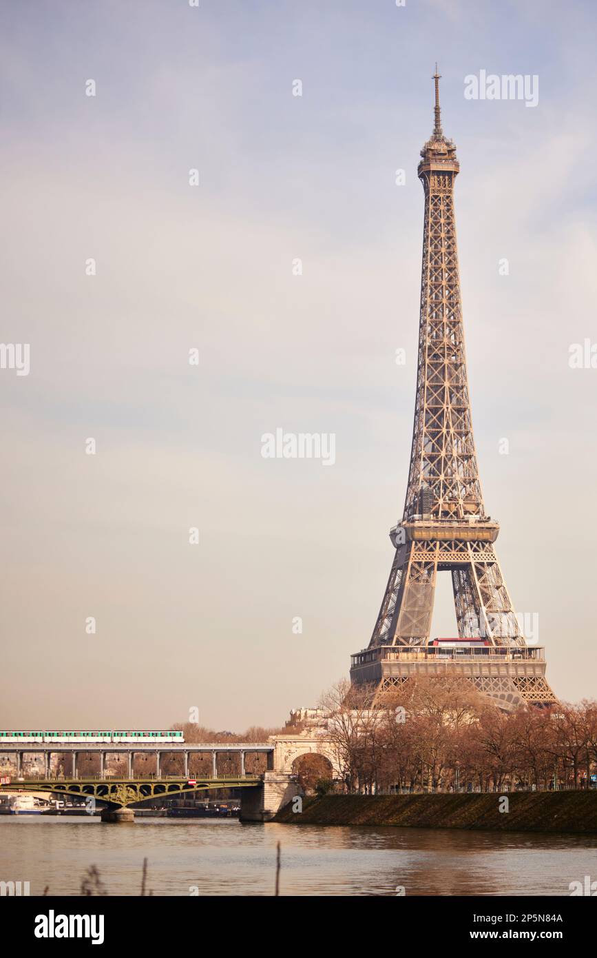 Parigi, Pont de Bir-Hakeim (in inglese: Ponte di Bir-Hakeim), ex Pont de Passy (Ponte di Passy), è un ponte che attraversa la Senna Foto Stock
