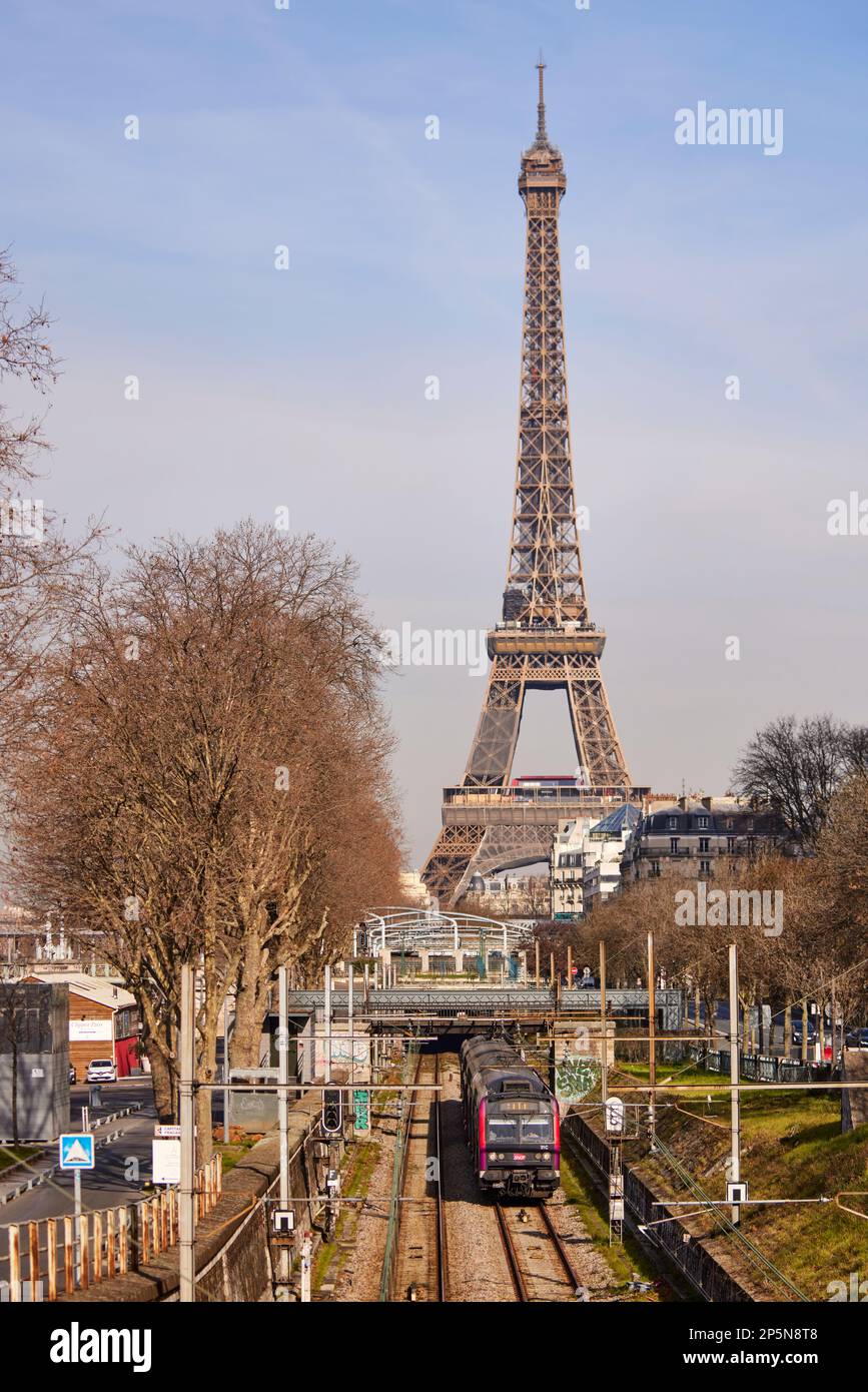 Punto di riferimento di Parigi, il treno della Torre Eiffel si avvicina alla stazione ferroviaria Javel Foto Stock