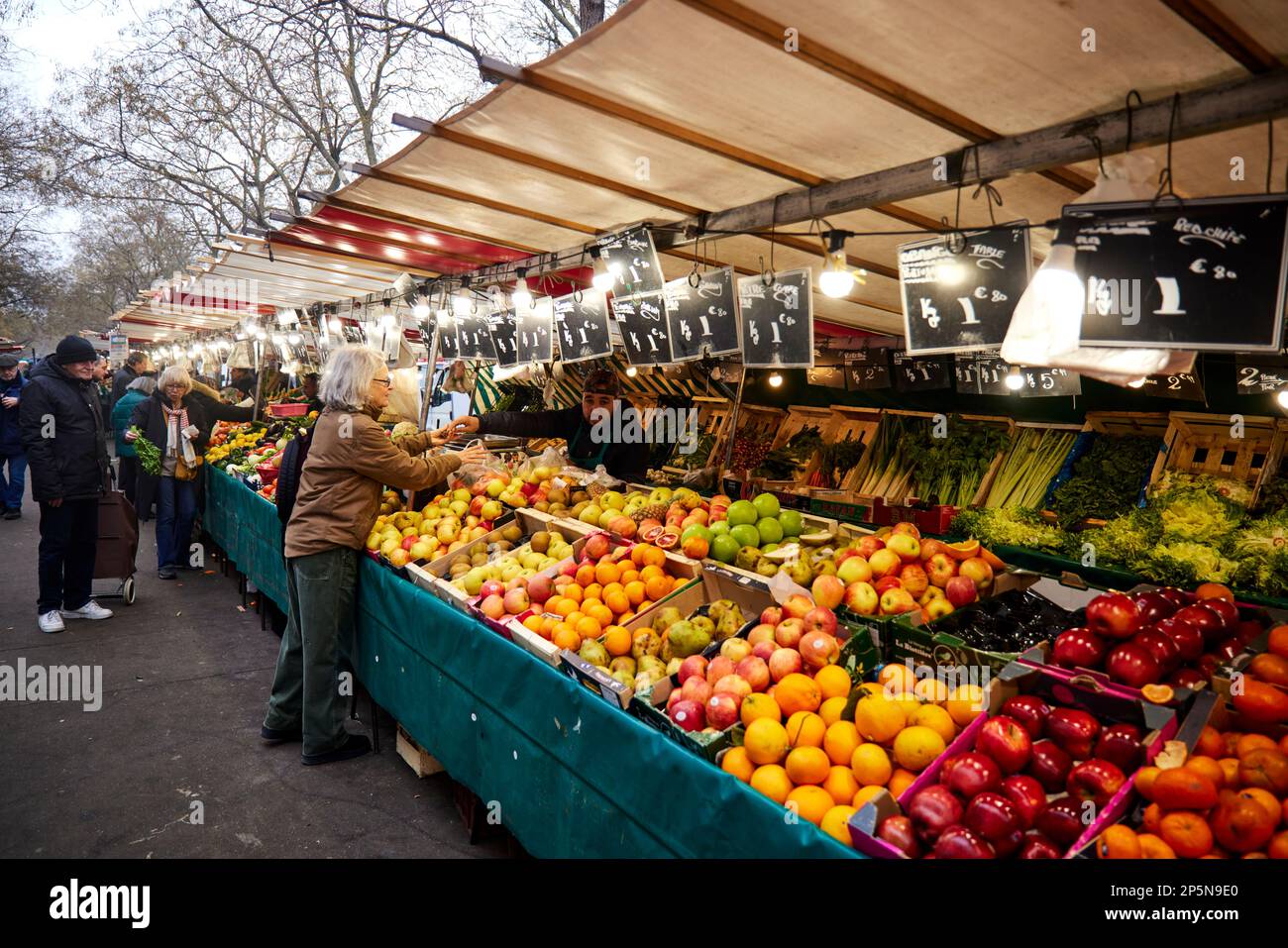 Parigi Montparnasse zona Marché Edgar Quinet mercato agricolo Foto Stock