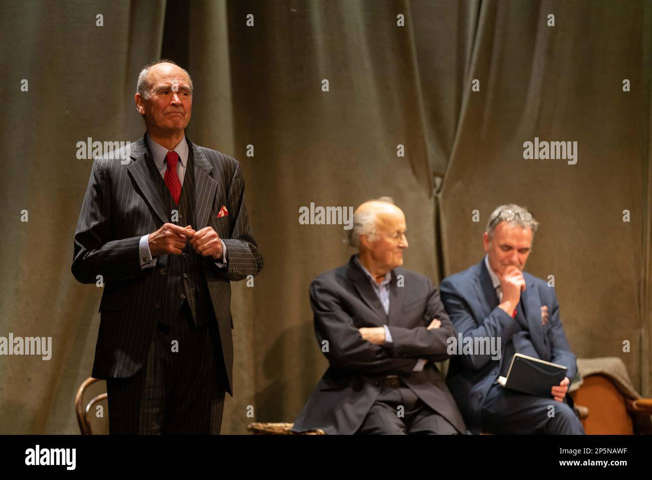 Robin Herford, direttore (L) che ha tenuto un discorso sul palco, con Peter Wilson, produttore (M), e Iain Gillie, amministratore delegato di PW Productions (R), dopo l'ultimo cortina per 'la donna in nero', l'ultima notte in cui si chiude nel West End, terminando le produzioni 33 anni di esecuzione. Sabato 5th Marzo 2023, Fortune Theatre, Londra, UK Credit: Jeff Gilbert/Alamy Live News Foto Stock