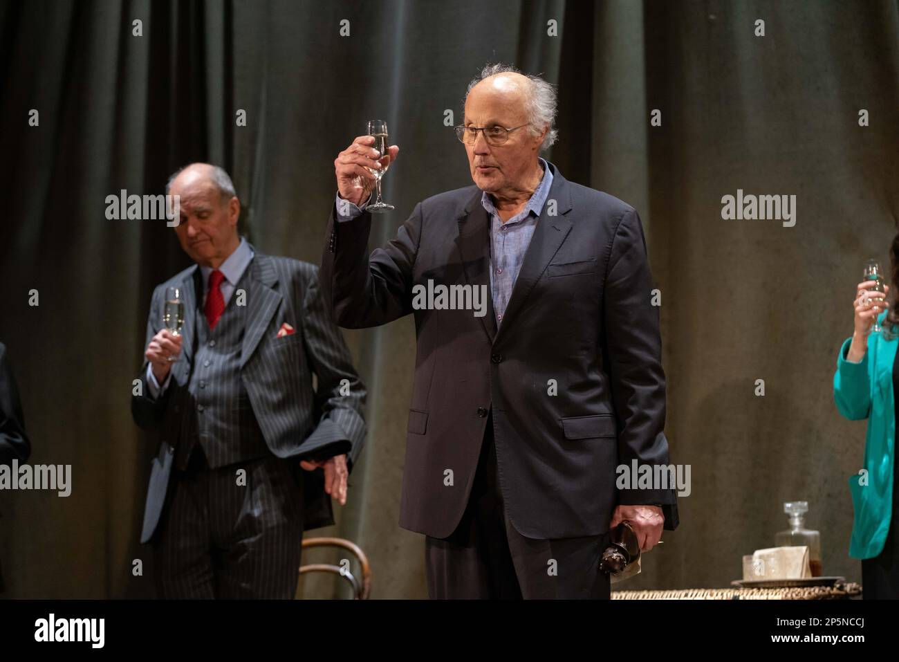 Peter Wilson, produttore che alza un brindisi sul palco con Robin Herford, dopo aver ricevuto un Olivier Award per il riconoscimento Speciale dopo la finale chiamata in cortina per 'la donna in nero', l'ultima notte come si chiude nel West End, terminando le produzioni 33 anni di esecuzione. Credit: Jeff Gilbert/Alamy Live News Foto Stock