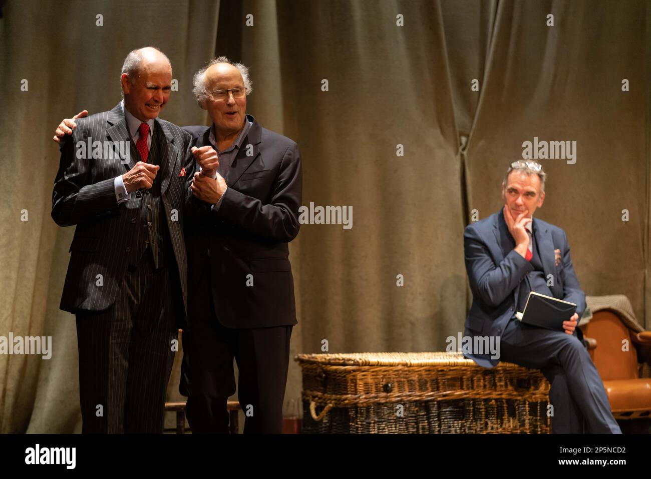 Robin Herford, direttore (L) che ha tenuto un discorso sul palco, con Peter Wilson, produttore (M), e Iain Gillie, amministratore delegato di PW Productions (R), dopo l'ultimo cortina per 'la donna in nero', l'ultima notte in cui si chiude nel West End, terminando le produzioni 33 anni di esecuzione. Sabato 5th Marzo 2023, Fortune Theatre, Londra, UK Credit: Jeff Gilbert/Alamy Live News Foto Stock