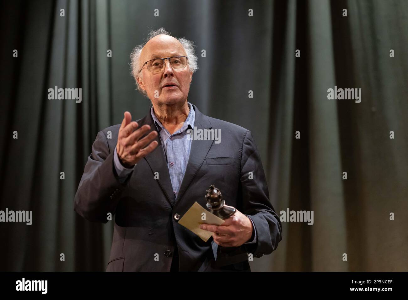 Peter Wilson, produttore che ha ricevuto un Olivier Award per il riconoscimento Speciale dopo la finale chiamata di cortina per 'la donna in nero', l'ultima notte come si chiude nel West End, concludendo le produzioni 33 anni di esecuzione . Credit: Jeff Gilbert/Alamy Live News Foto Stock