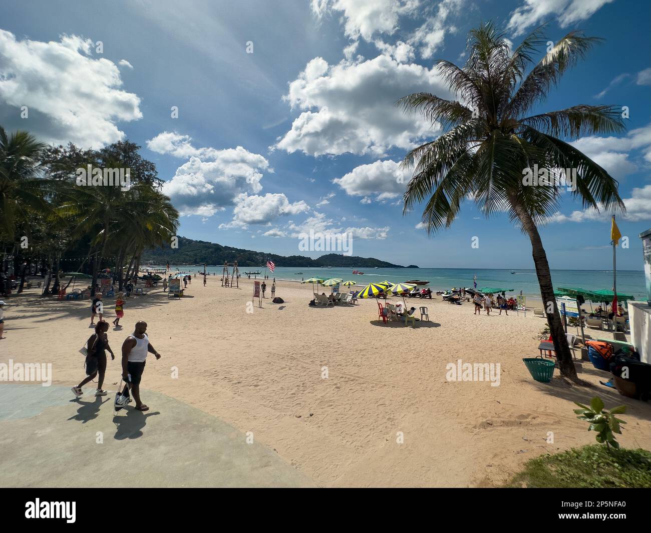 Patong Beach, Phuket, Thailandia. Novembre 29, 2022. Vista sulla spiaggia di Patong nel pomeriggio. Le spiagge più popolari della Thailandia. Foto Stock