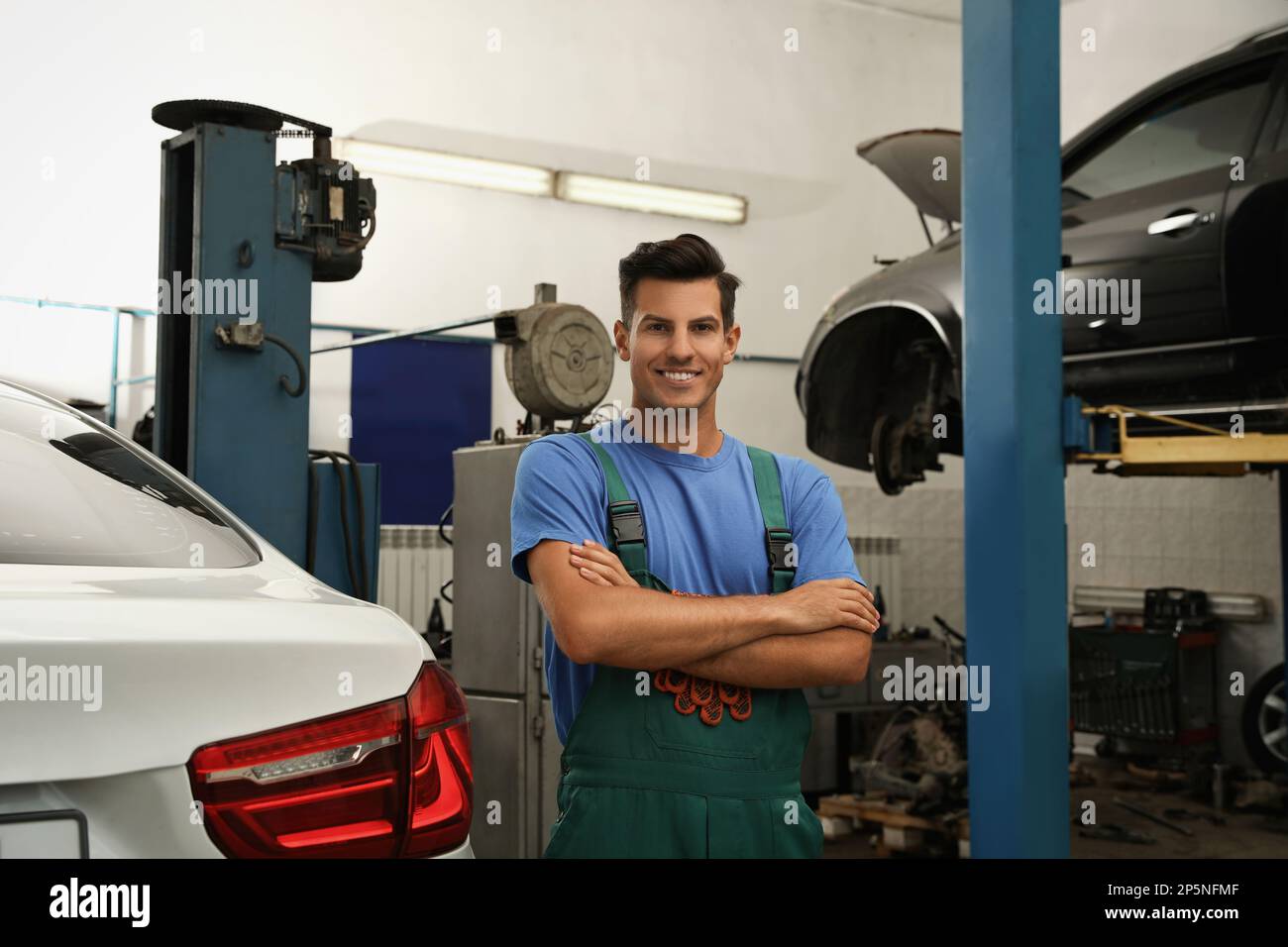 Ritratto di meccanico professionale in officina di riparazione auto Foto Stock