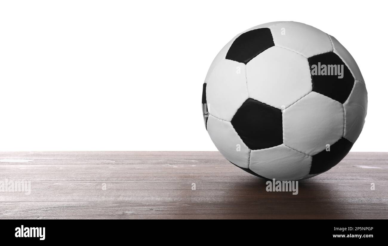Pallone da calcio su tavolo di legno su sfondo bianco. Spazio per il testo  Foto stock - Alamy