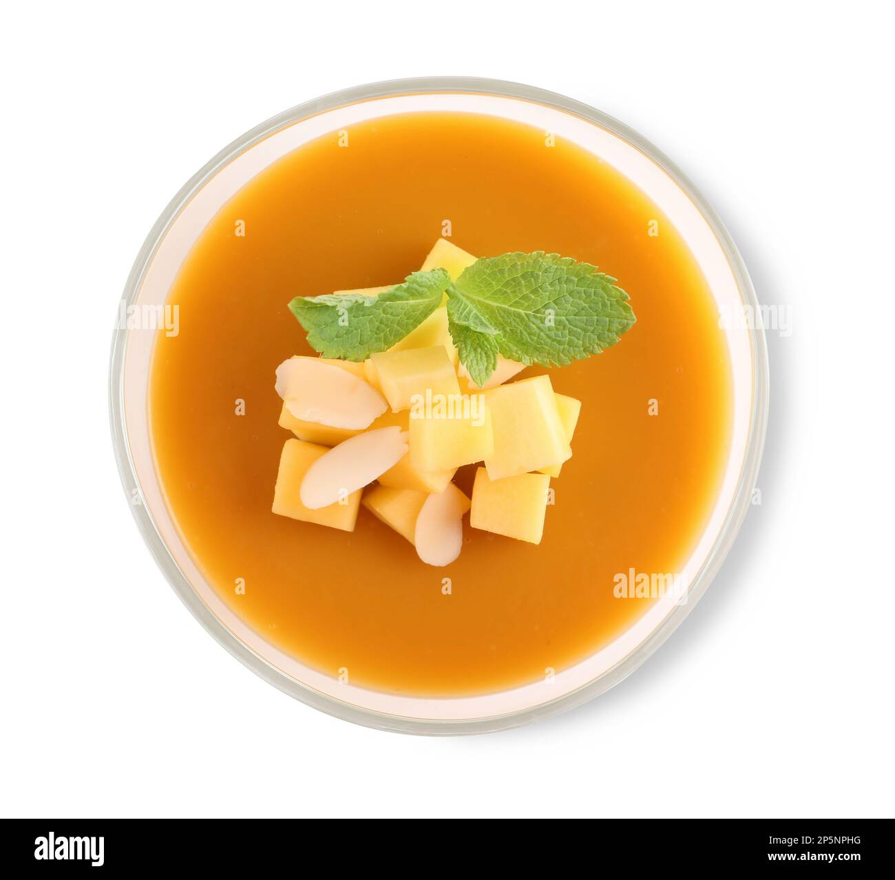 Deliziosa gelatina di mango con pezzi di frutta fresca e menta isolata sulla bianca, vista dall'alto Foto Stock